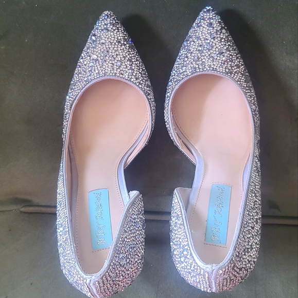 New Betsey Johnson SB-Hazil silver satin stilettos Size 6.5 - Picture 2 of 6